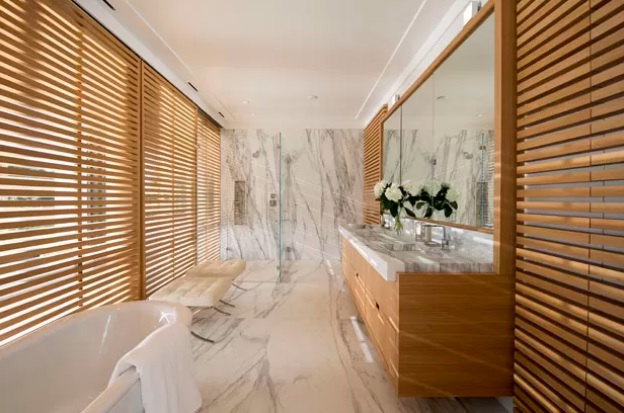 Sala de banho minimalista com madeira