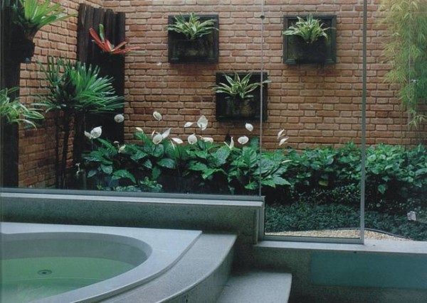 Sala de banho com jardim de inverno