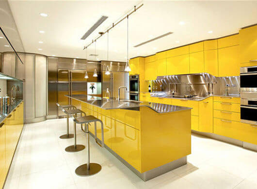 Cozinha de luxo decorada na casa amarela